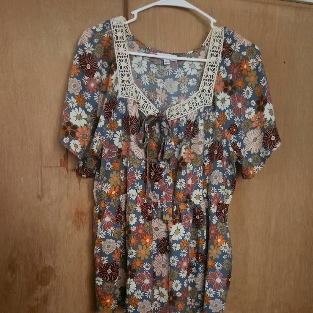 Floral Women's Top with Lace Detail